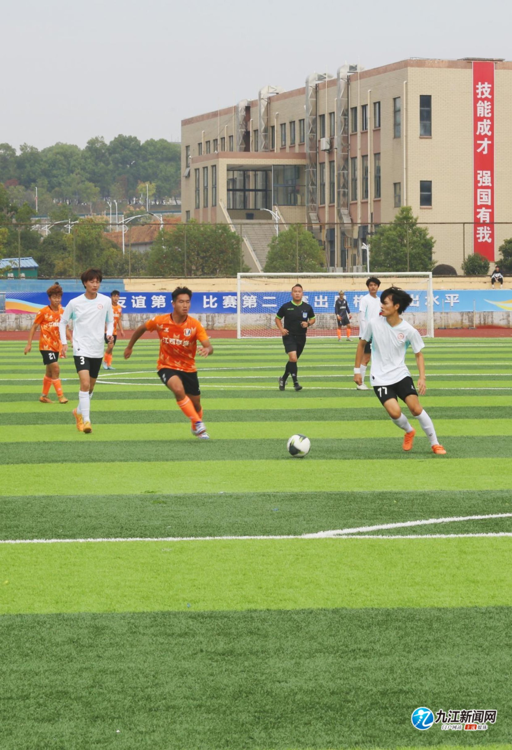 并在社媒上 并在社媒上